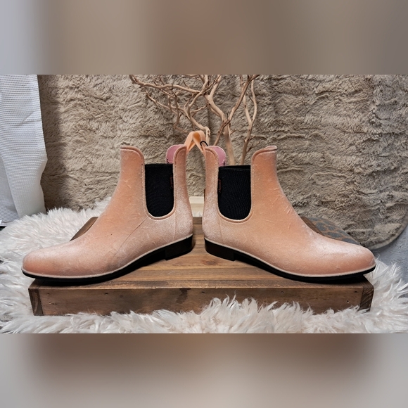 NWT Chooka Suede Vivian Velvet Chelsea Rain Boot Size 9 - Picture 2 of 8
